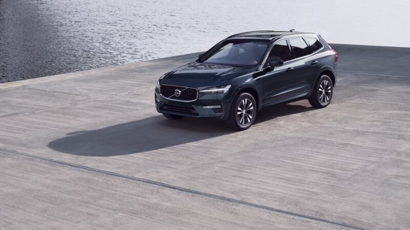 正 2024 年式 XC60 升級跑車化 B5 動力與四輪傳動，帶來出色的駕馭感受之餘，同步加贈 81,900 元 Plus Package 套件，再享有入主超值優惠價 199 萬元。(圖片提供：國際富豪)